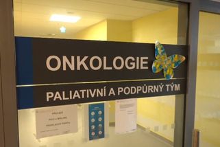 Agresivní bezdomovkyně terorizuje Jihlavu. Vulgárně nadává, na onkologii ucpala toalety
