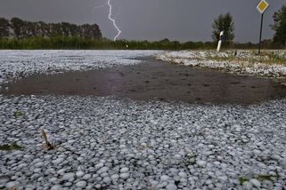 Kroupy velikosti tenisových míčků ničily střechy, auta, zahrady a stromy. Bylo to inferno, zní z Německa - Novinky