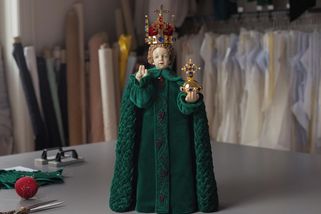 Pražské Jezulátko vyzdobené českými designéry a skláři putuje jako dar do Irska - Novinky