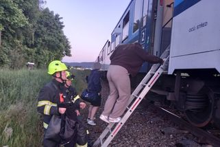 Nehoda na železničním přejezdu u Lázní Bohdaneč: Hasiči zasahovali u střetu vlaku s vozidlem
