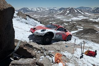 Továrně upravené Porsche 911 vyjelo na nejvyšší sopku světa - Novinky