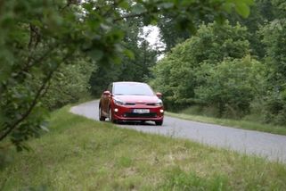 Malá, ale překvapivě prostorná. Tahle Kia vyjde na 300 tisíc a pod kapotou má nesmrtelný motor | Autosalon TV Prima