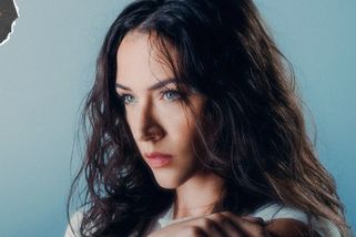 GLOSA: Eva Burešová jde do českého metalu přesvědčivě. Ještě kdyby zařvala! | Headliner