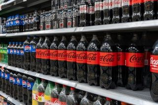 „Už vím, proč jsem ji nemohla najít.“ Coca-Cola změnila etikety a zákazníci si stěžují, že je v nich guláš