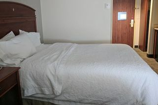 Senior bydlí v hotelu. Levnější než domov důchodců a zbydou mu peníze