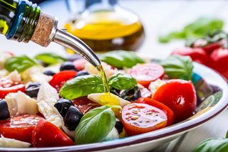 Šopský salát: Rychlý recept ze zdravých surovin