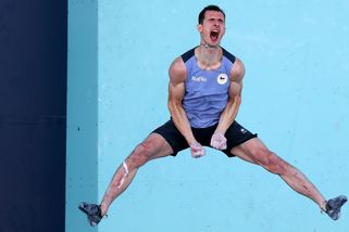 Kaňka na kariéře olympionika Adama Ondry. Ve čtrnácti letech dostal český lezec roční distanc