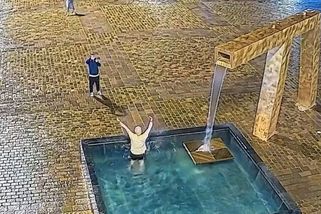 Ukrajinec se osvěžil v plzeňské kašně. Kamarád ho při tom natáčel na mobil - Novinky