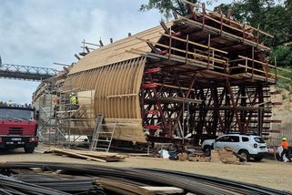Stavba tunelu u Mladé Boleslavi nabírá zpoždění, dělníci narazili na skálu a musí ji odstřelovat - Novinky