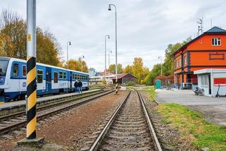 Nádraží v Pacově je stále oranžové. Okamžitá náprava Správy železnic trvá od února, vázla domluva s obcí