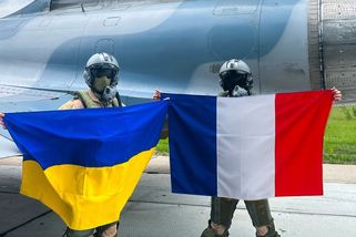 Francouzské stíhačky nakreslily nad Černým mořem ukrajinský trojzubec - Novinky