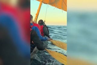 Pravěký člun kormidlovaný Čechy překonává ve vodách Egejského moře jeden rekord za druhým