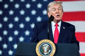 Trump přidal své jméno na Kennedyho centrum nezákonně, rozhodl soud - Seznam Zprávy