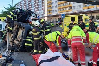Auto v Hradci Králové narazilo do fontány, v nemocnici skončili dva lidé - Novinky