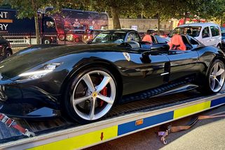Policie zabavila Ferrari za sto milionů. Pak se v něm proháněla v centru města
