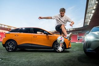SK Slavia Praha bude mít nová auta. Fotbalový tým bude jezdit značkou, která na trh vtrhla jako vítr