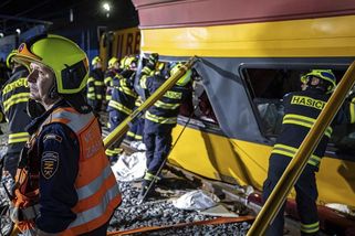 V Pardubicích se srazil rychlík s nákladním vlakem. Čtyři mrtví - Novinky