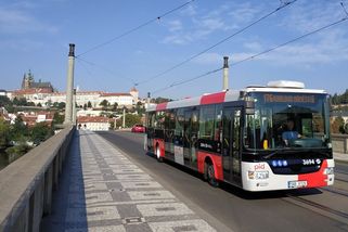Glosa: Zastávky autobusů na znamení jsou revoluční. Ať žijí cestující! - Seznam Zprávy