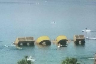 Lidé poškodili fotopoint na jezeru Most. Lezli na něj plavci, město ho odstraní