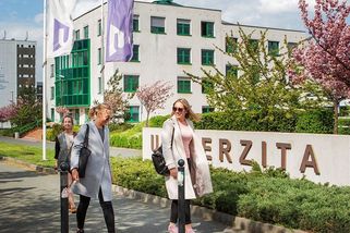 Univerzitu v Plzni hlídají detektory střelby a panických výkřiků - Novinky