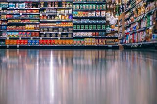Dvě ceny na jednom regálu: Proč nás supermarkety nutí stahovat aplikace a kdo na „klubové slevy“ nejvíc doplácí?