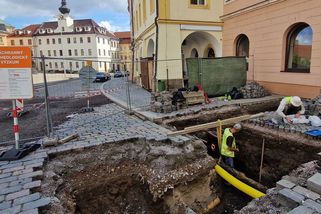 Pokládka teplovodu v centru Hradce Králové zaměstnává archeology, ale někdy i mordpartu