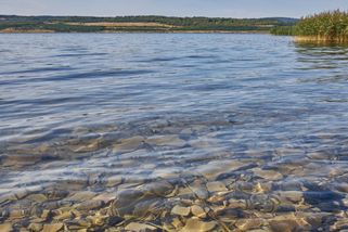 Ani Orlík, ani Slapy. Nejhezčí jezero Česka je jako z pohádky, ale turisté ho ještě neobjevili