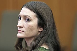 Uškrtila své tři malé děti, porota se ale nedokáže shodnout na její vině - Seznam Zprávy