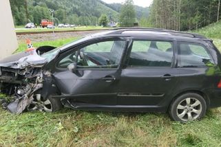 Mladý šofér nezvládl na Šumpersku řízení a zdemoloval budku železničního přejezdu - Novinky