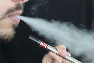 Elektronické cigarety lákají mladistvé. Jsou také škodlivé