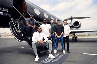 100 milionů liber na stole. Joshua mění plány a letí do Miami