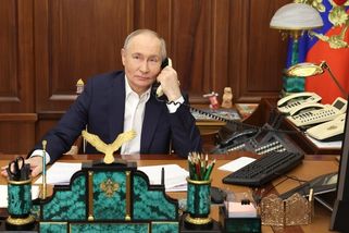 Zarudlé oči a záhadná modřina. Putin při telefonátu na Ukrajinu vypadal děsivě
