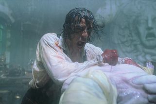 Recenze: Frankenstein na Netflixu je tak velký, že je v něm všeho moc. Srší krásou i režisérovými manýry
