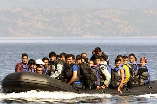 Pobřežní stráž zachránila loď s migranty, která byla měsíc na moři. Osmdesát se jich pohřešuje