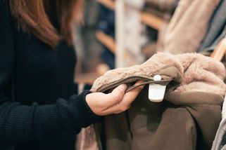 Odnesla si kabát za 90 tisíc. I s tisícovkou euro v kapse
