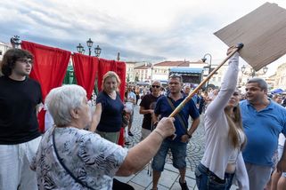 FOTO: Na Babišově mítinku se opět šermovalo holí - Novinky