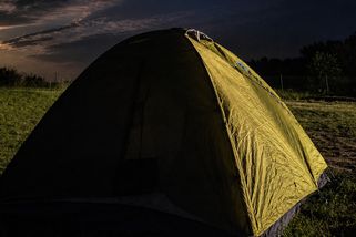 Holky na čundru: V zapadlém ráji trampů pod stolovou horou ještě zní kytary - Médium.cz