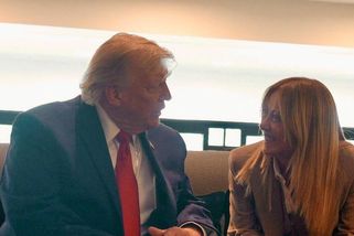Trump chce zákaz přiblížení. Uvedl, že se potřebuje chránit před Meloniovou