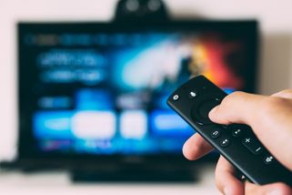 Pustíte si v dílně rádio nebo koupíte flashku a už platíte: Proč systém autorských poplatků pro OSA nepřestává dráždit veřejnost?
