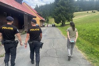Policisté kontrolují turisty v Beskydech. Pomáhá jim i dron