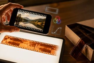 Návod: Zachraňte staré fotografie zdarma a bez skeneru. Potřebujete jen negativ a dva mobily