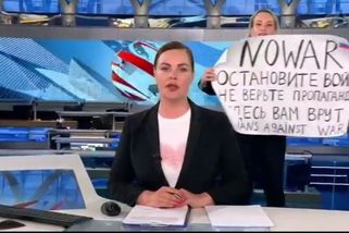 Žena s transparentem pronikla do živého vysílání ruské televize: Tady vám lžou, vzkázala - Novinky