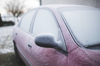 Ranní škrábání oken u auta si způsobují řidiči sami špatným parkováním a nedisciplínou den předtím