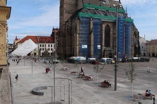 FOTO: Část plzeňského náměstí se proměnila v novou rozlehlou pěší zónu se stromy a moderními prvky - Novinky