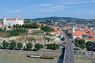 Bratislavu osvobodily Stalinovy plovoucí tanky, admirála připravily o život jeho řády - Médium.cz