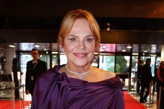 ŽENA-IN - Největší módní katastrofa Dagmar Havlové z Varů: Fialový pytel, který jí oblékl Vaněk, nezachránily ani šperky za 16 milionů