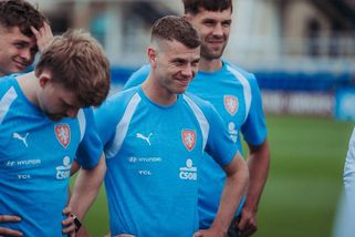 MS fotbal | Češi kroužili a nemohli přistát. Pak poprvé od porážky trénovali, hlavní opory zůstaly na hotelu - Sport.cz