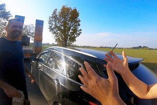 Kamioňák způsobil nehodu a trapně se vymlouvá, vinu přehazuje na řidičku | Odchyceno na dashcam
