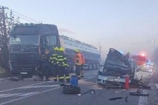 Mladík v mlze předjížděl kolonu a čelně se srazil s náklaďákem v protisměru - Novinky