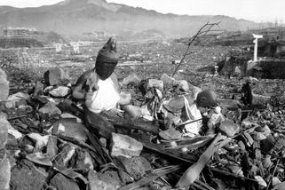 Okamura bagatelizuje japonská válečná zvěrstva, která předcházela svržení atomových bomb - Médium.cz